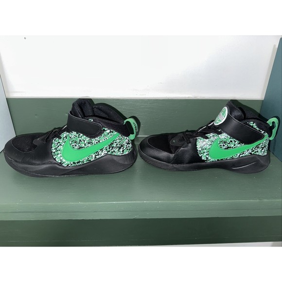 Nike Boys Team Hustle DC1994-001 Black/Green Basketball Shoes Sneakers Size 2.5Y - Picture 4 of 7